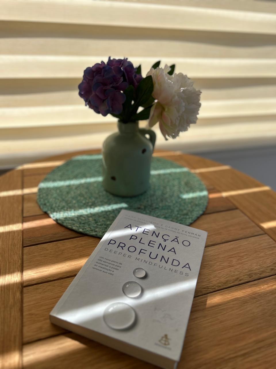 Pessoa praticando mindfulness em meio à natureza